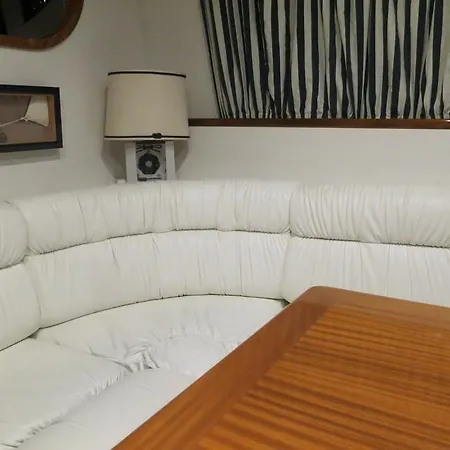 Yacht Summertime 3 Bedrooms Μεντόν
